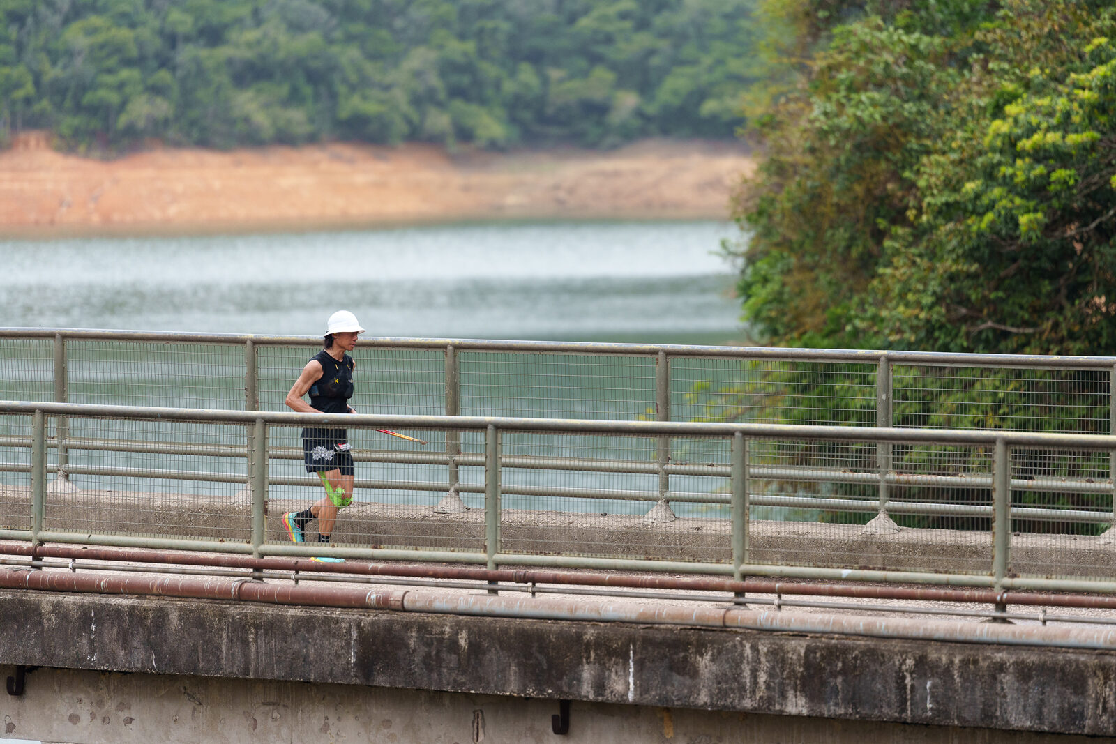跑手跑過水塘橋上